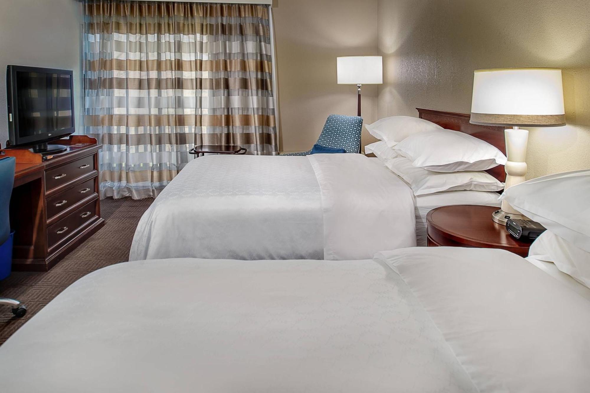 Sheraton Westport Lakeside Chalet Мэриленд-Хайтс Экстерьер фото
